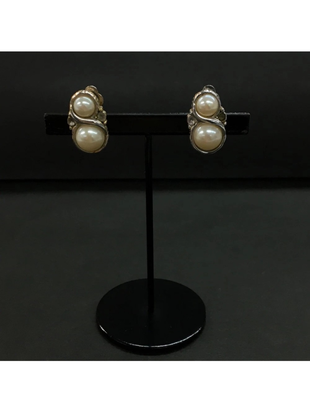 Givenchy Vintage 1980s Two-Tone Faux Pearl & Rhinestone Swirl Clip Earrings👝